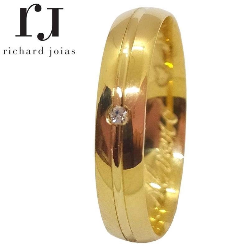 ALIANÇA DE OURO 18KL PESO 2,8 GRAMAS E LARGURA DE 4,0MM ANATÔMICA ABAULADA C/01 FRISO CENTRAL E 01 PEDRA