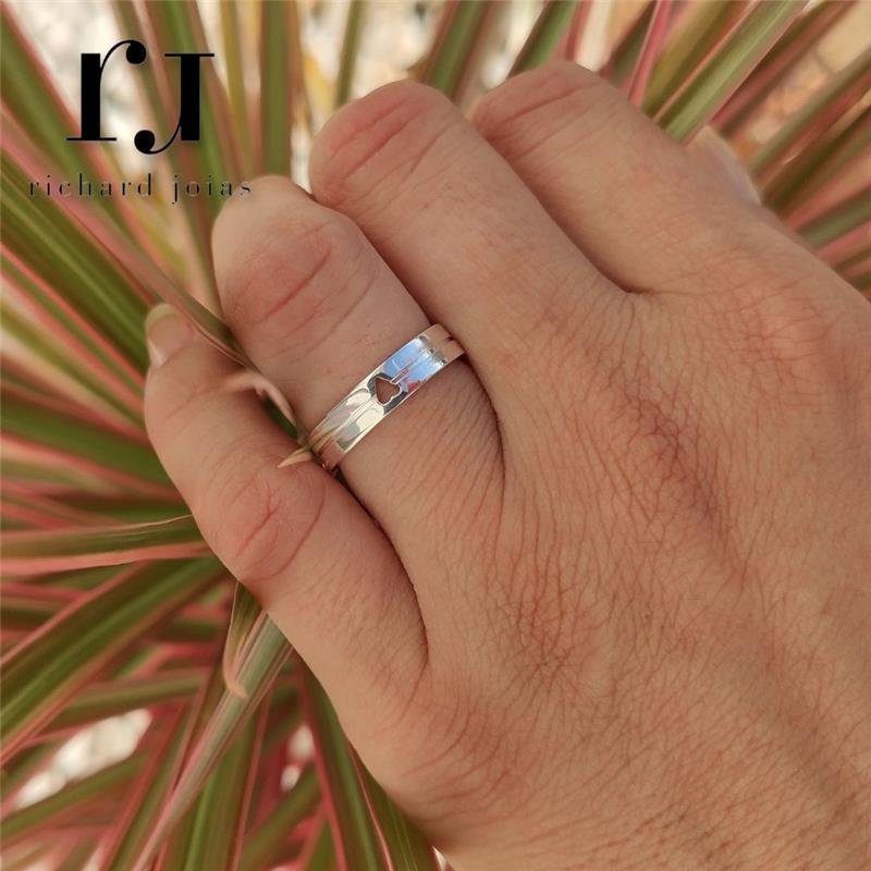 ALIANÇA DE PRATA 5,0MM SEMI-ANATÔMICA QUADRADA C/ 01 FRISO 0,50MM E 01 CORAÇÃO DE 2,0MM