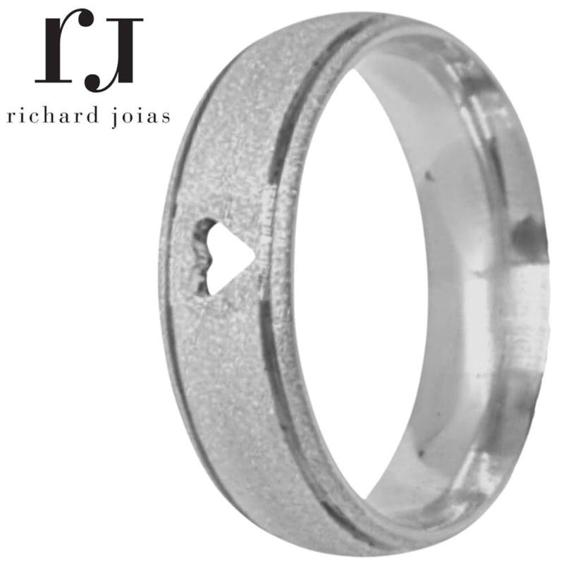 ALIANÇA DE PRATA 7,0MM ANATÔMICA ABAULADA DIAMANTADA C/CORAÇÃO VAZADO E 02 FRISOS 0,50