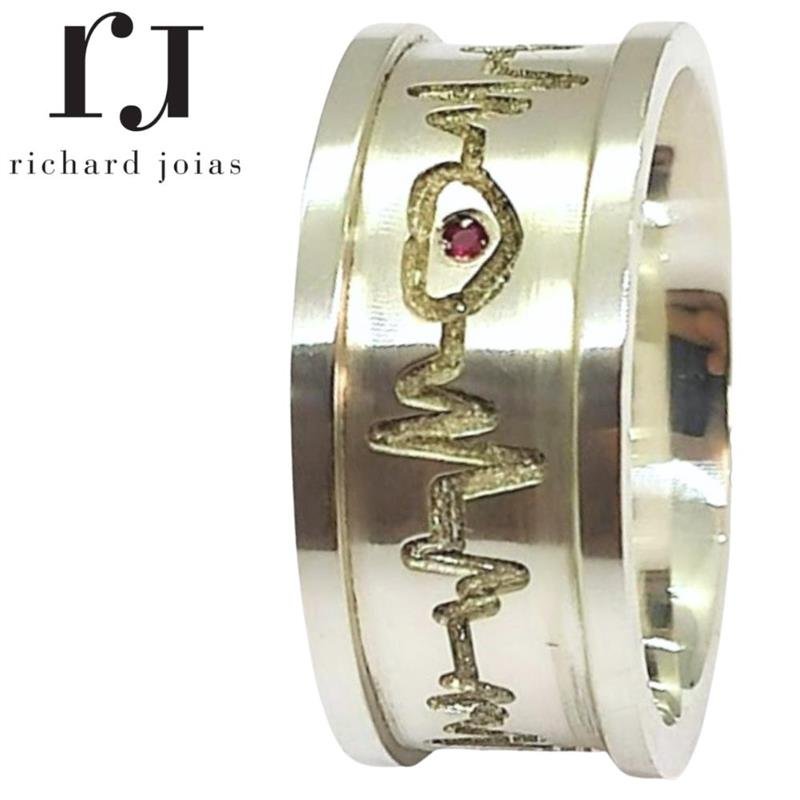 ALIANÇA DE PRATA 10MM ANATÔMICA QUADRADA C/ BATIMENTO CARDÍACO E 01 PEDRA