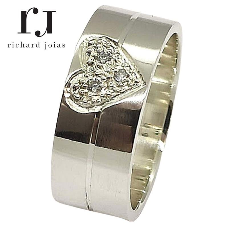 ALIANÇA DE PRATA 8,0MM QUADRADA C/INTERNO RETO CORAÇÃO CRAVEJADO C/03 PEDRAS E 01 FRISO 0,50