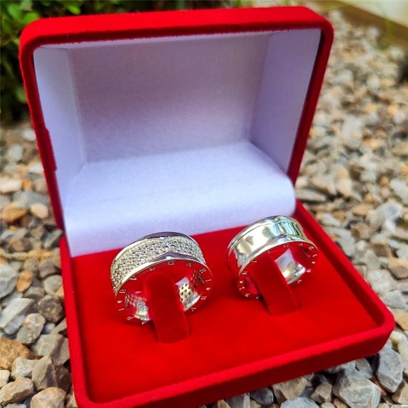 ALIANÇA DE PRATA 9,0MM ANATÔMICA QUADRADA BVL C/ ESCRITA NAS LATERIAS E 132 PEDRAS