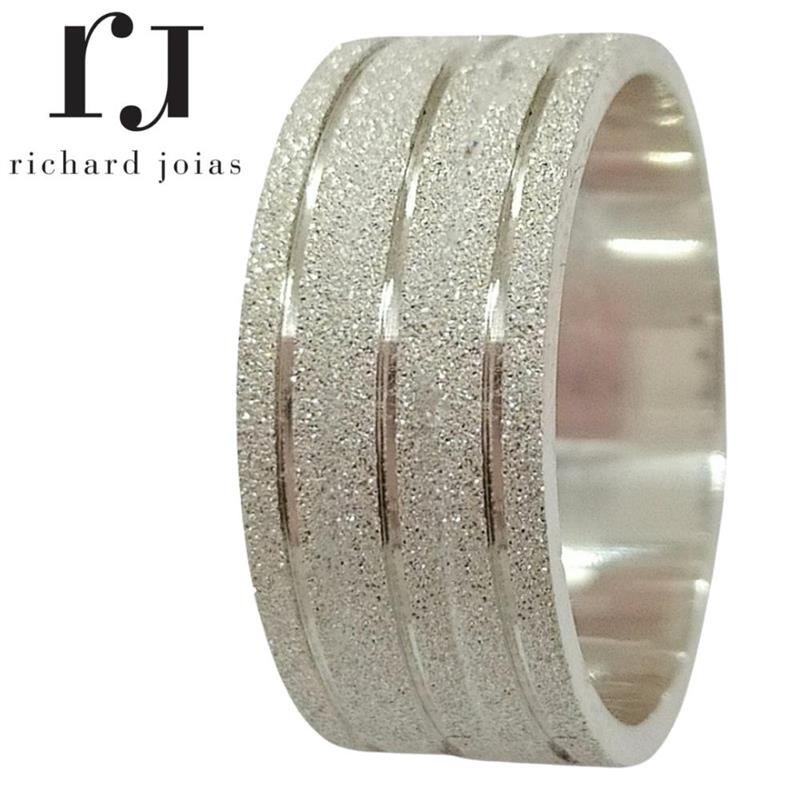 ALIANÇA DE PRATA 8,0MM QUADRADA DIAMANTADA C/INTERNO RETO E 03 FRISOS 0,50