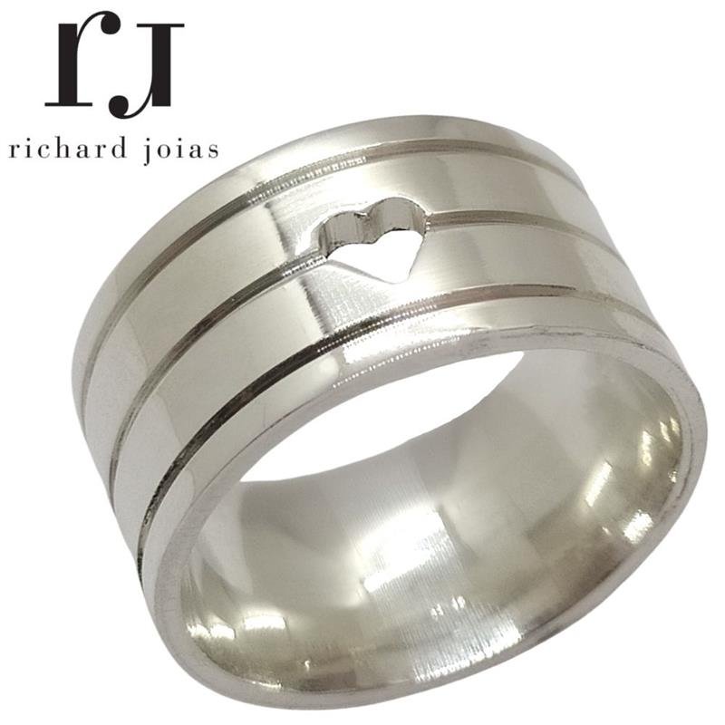 ALIANÇA DE PRATA 10MM ANATÔMICA QUADRADA C/ 3 FRISOS 0,50 E 01 CORAÇÃO