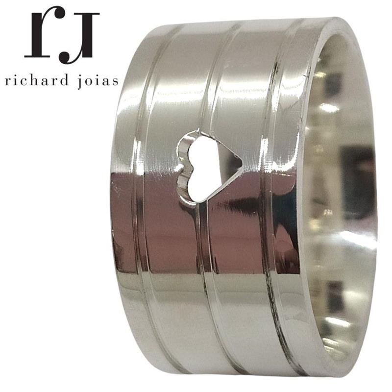 ALIANÇA DE PRATA 10MM ANATÔMICA QUADRADA C/ 3 FRISOS 0,50 E 01 CORAÇÃO