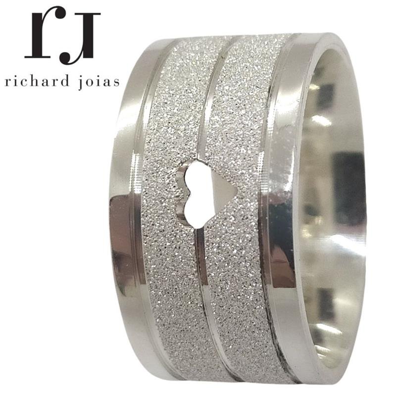 ALIANÇA DE PRATA 10MM ANATÔMICA QUADRADA DIAMANTADA C/ 3 FRISOS 0,50 E 01 CORAÇÃO