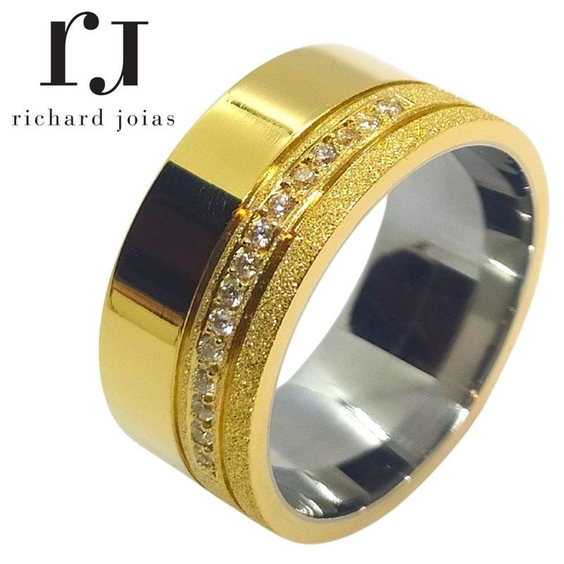 ALIANÇA DE MOEDA C/FORRO DE AÇO 10MM ANATÔMICA QUADRADA C/ LATERAL DIAMANTADA 15 PEDRAS E 02 FRISOS 0,50