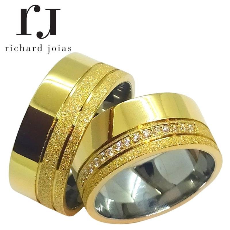 ALIANÇA DE MOEDA C/FORRO DE AÇO 10MM ANATÔMICA QUADRADA C/ LATERAL DIAMANTADA 15 PEDRAS E 02 FRISOS 0,50