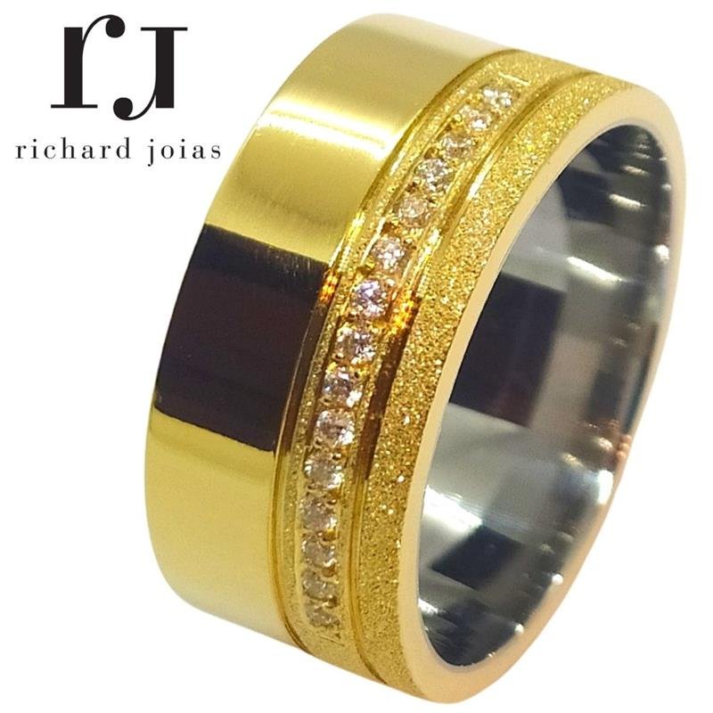 ALIANÇA DE MOEDA C/FORRO DE AÇO 10MM ANATÔMICA QUADRADA C/ LATERAL DIAMANTADA 15 PEDRAS E 02 FRISOS 0,50