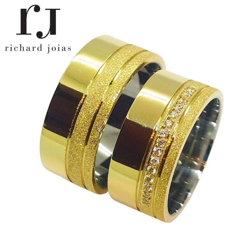 ALIANÇA DE MOEDA C/FORRO DE AÇO 10MM QUADRADA LATERAL DIAMANTADA C/02 FRISOS 0,50