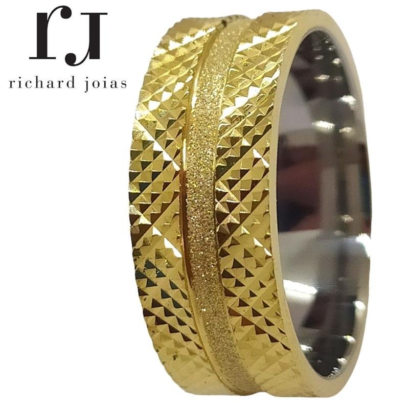 ALIANÇA DE MOEDA C/FORRO DE AÇO 8,0MM ANATÔMICA QUADRADA TRABALHADA C/ FRISO CENTRAL DIAMANTADO