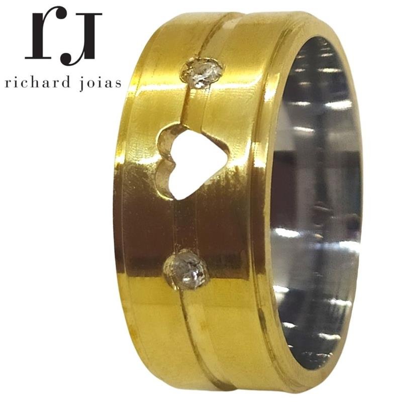 ALIANÇA DE MOEDA C/FORRO DE AÇO 8,0MM ANATÔMICA QUADRADA LATERAL REBAIXADA C/ CORAÇÃO+FRISO E 02 PEDRAS