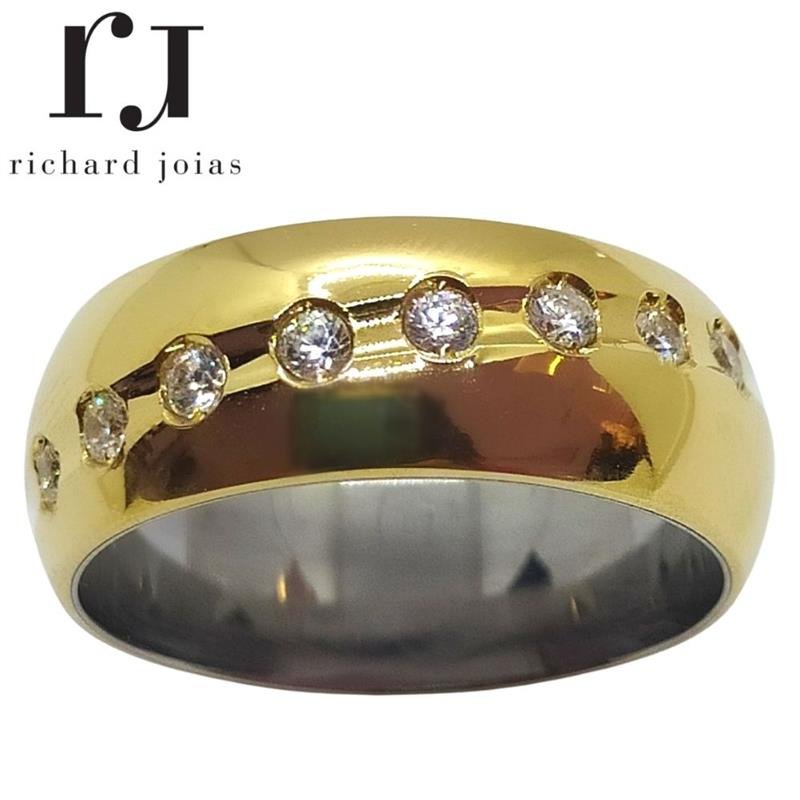 ALIANÇA DE MOEDA C/FORRO DE AÇO 8,0MM ANATÔMICA ABAULADA C/ 01 FRISO CONCAVO E 08 PEDRAS