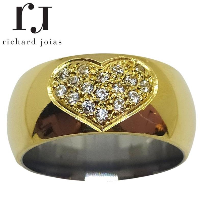 ALIANÇA DE MOEDA C/FORRO DE AÇO 10MM ANATÔMICA ABAULADA CORAÇÃO CRAVEJADO E 17 PEDRAS