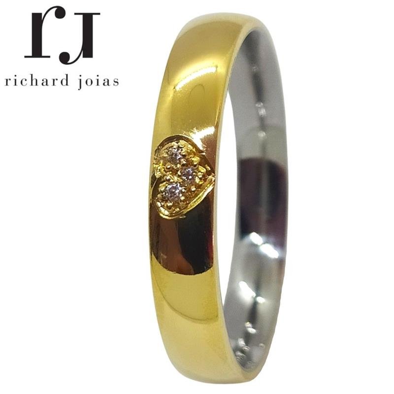 ALIANÇA DE MOEDA C/FORRO DE AÇO 4,3MM ANATÔMICA ABAULADA CORAÇÃO CRAVEJADO E 03 PEDRAS