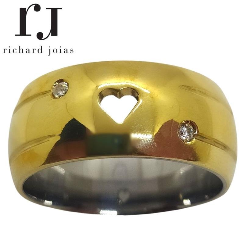 ALIANÇA DE MOEDA C/FORRO DE AÇO 10MM ANATÔMICA ABAULADA CORAÇÃO VAZADO 02 FRISOS 0,50 E 02 PEDRAS