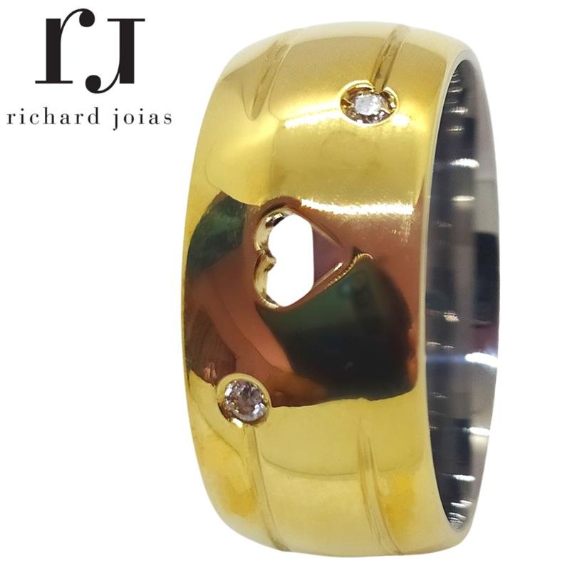 ALIANÇA DE MOEDA C/FORRO DE AÇO 10MM ANATÔMICA ABAULADA CORAÇÃO VAZADO 02 FRISOS 0,50 E 02 PEDRAS