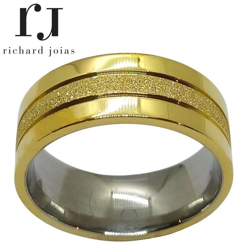 ALIANÇA DE MOEDA C/FORRO DE AÇO 8,0MM ANATÔMICA QUADRADA C/ CENTRO DIAMANTADO E 02 FRISOS 0,50