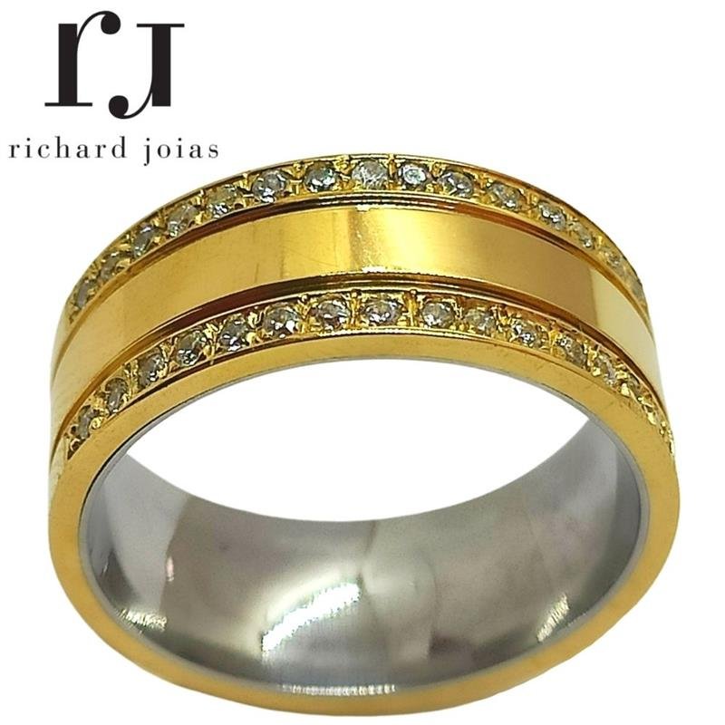 ALIANÇA DE MOEDA C/FORRO DE AÇO 8,0MM QUADRADA C/30 PEDRAS E 02 FRISOS