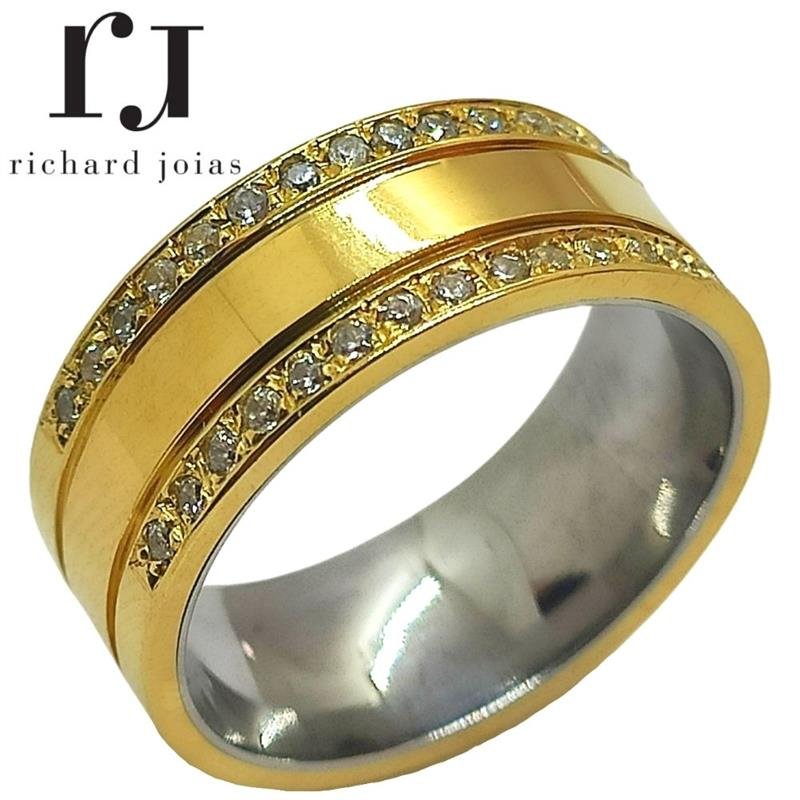 ALIANÇA DE MOEDA C/FORRO DE AÇO 8,0MM QUADRADA C/30 PEDRAS E 02 FRISOS