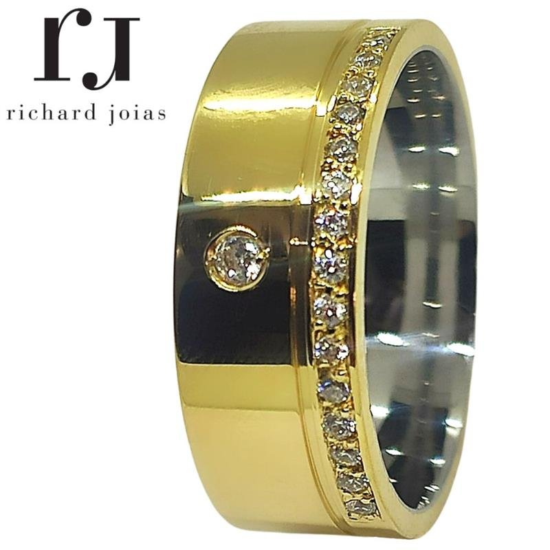 ALIANÇA DE MOEDA C/FORRO DE AÇO 8,0MM ANATÔMICA QUADRADA C/ 16 PEDRAS E 01 FRISO 0,50 LATERAL