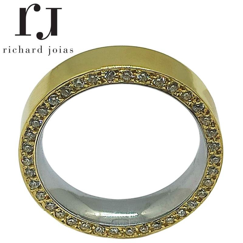 ALIANÇA DE MOEDA C/FORRO DE AÇO 5,0MM ANATÔMICA QUADRADA C/ CRAVEJADO SOMENTE EM UMA LATERAL E 38 PEDRAS