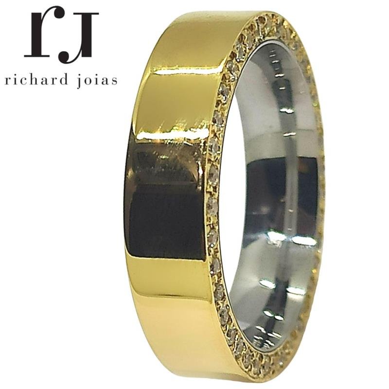 ALIANÇA DE MOEDA C/FORRO DE AÇO 5,0MM ANATÔMICA QUADRADA C/ CRAVEJADO SOMENTE EM UMA LATERAL E 38 PEDRAS