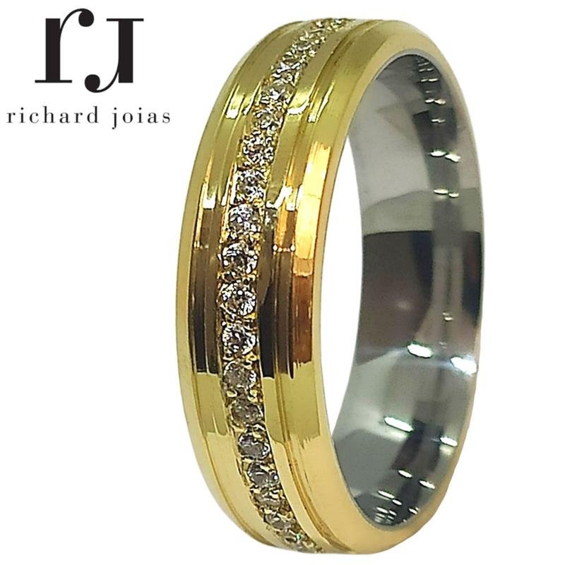 ALIANÇA DE MOEDA C/FORRO DE AÇO 6,0MM ANATÔMICA QUADRADA CHANFRADA C/20 PEDRAS E 02 FRISOS