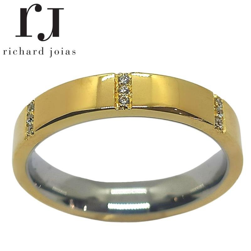 ALIANÇA DE MOEDA C/FORRO DE AÇO 4,3MM ANATÔMICA QUADRADA C/21 PEDRAS