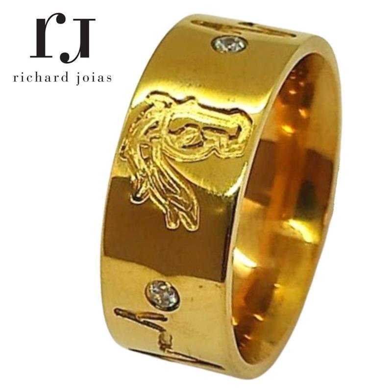 ALIANÇA DE MOEDA 8,0MM ANATÔMICA QUADRADA C/BATIMENTO + 02 PEDRAS E CAVALO DESENHADO