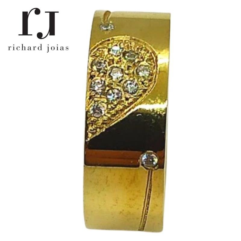 ALIANÇA DE MOEDA 8,0MM ANATÔMICA QUADRADA C/ METADE DO CORAÇÃO CRAVEJADO 11 PEDRAS E 1 FRISO