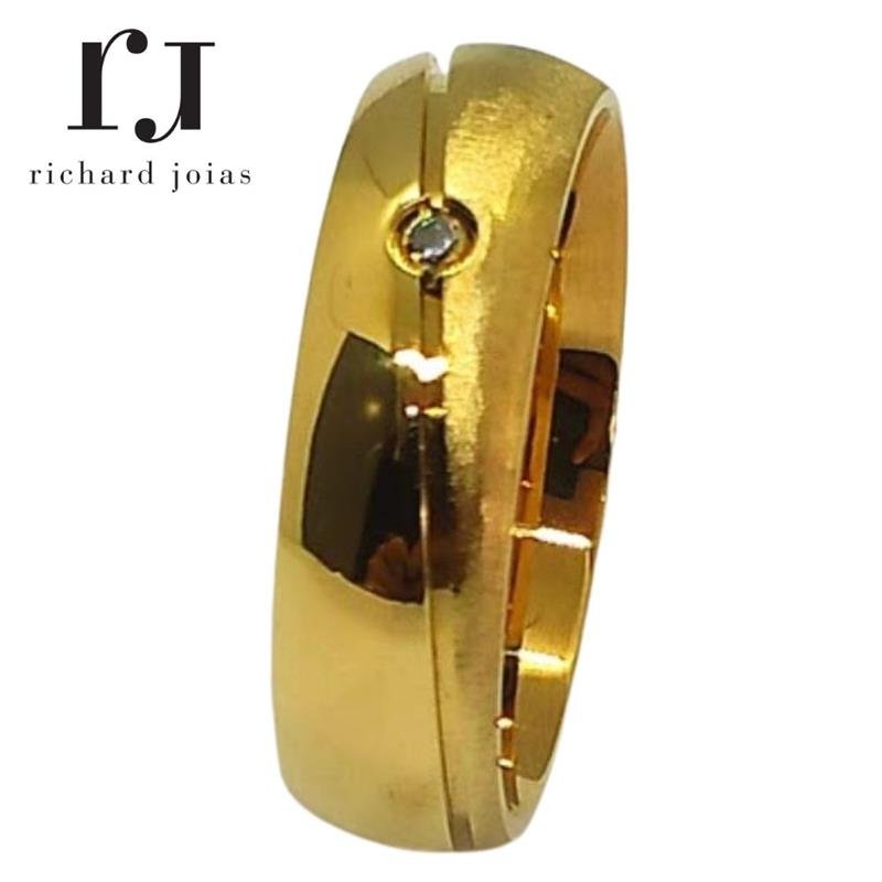ALIANÇA DE MOEDA 6,0MM ANATÔMICA ABAULADA METADE LISA/METADE FOSCA C/01 PEDRA E FRISO TORCIDO