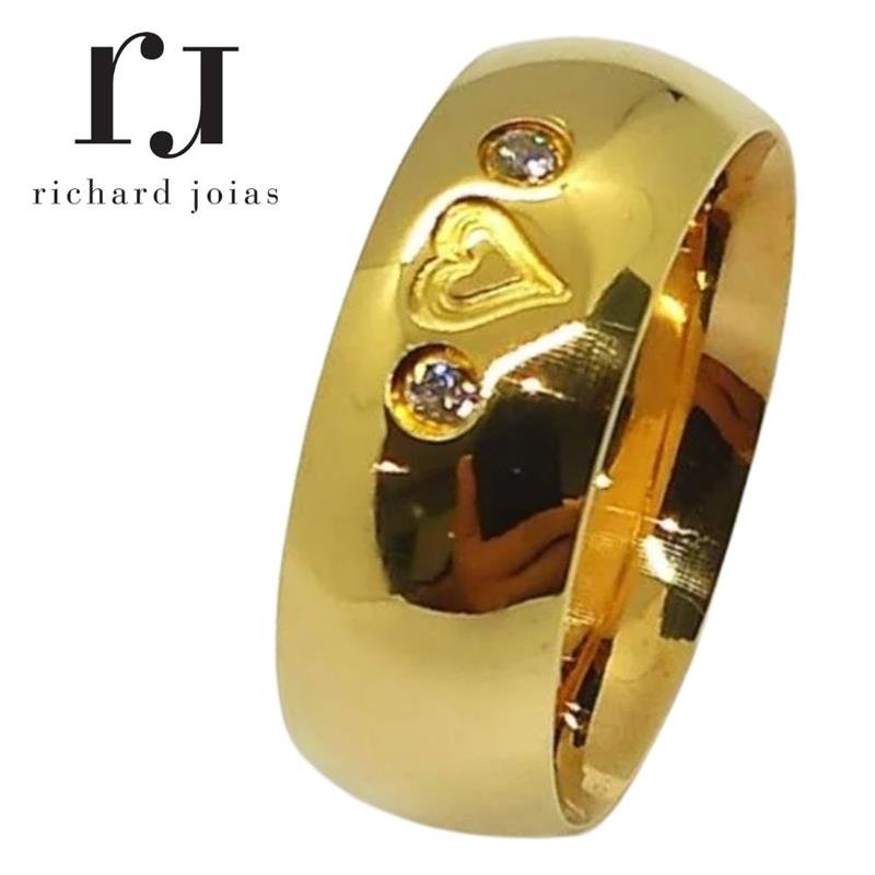 ALIANÇA DE MOEDA 8,0MM ANATÔMICA ABAULADA C/CORAÇÃO E 02 PEDRAS