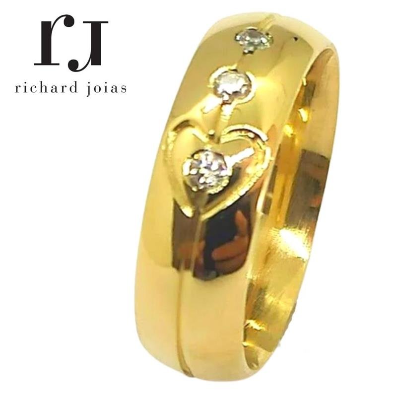 ALIANÇA DE MOEDA 6,0MM ANATÔMICA ABAULADA C/1 FRISO 0,50 CORAÇÃO GRAVADO E 3 PEDRAS