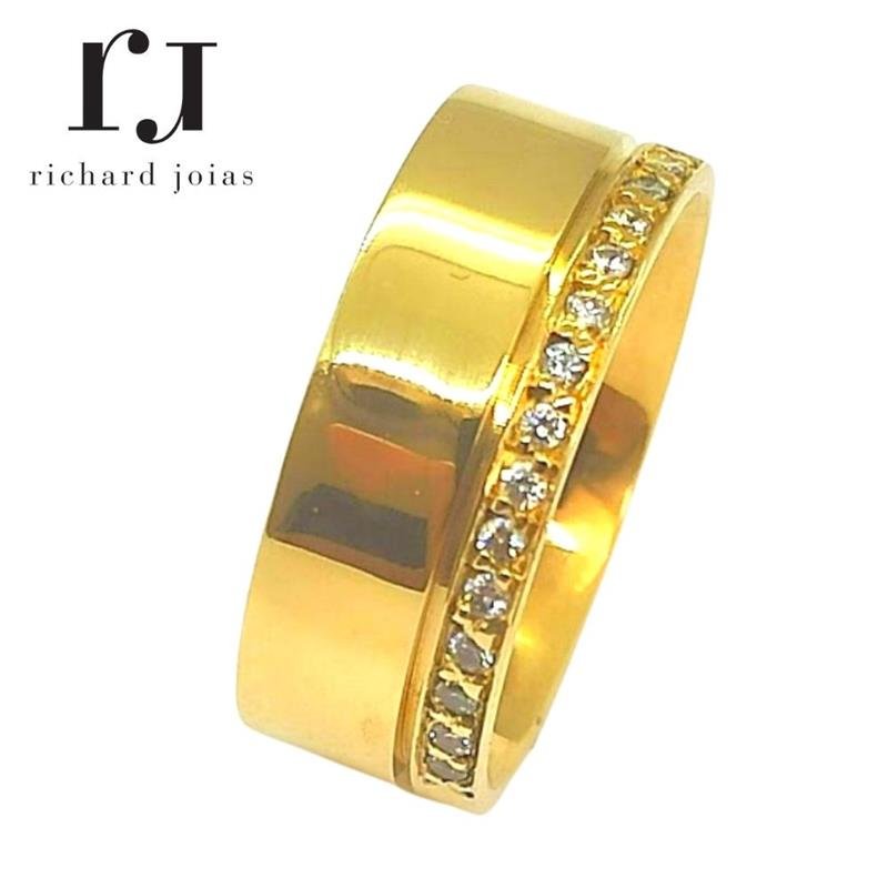 ALIANÇA DE MOEDA 8,0MM QUADRADA C/15 PEDRAS E 1 FRISO 0,50