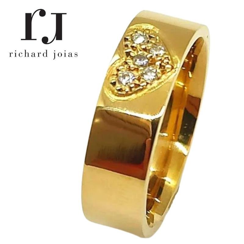 ALIANÇA DE MOEDA 6,0MM ANATÔMICA QUADRADA COM CORAÇÃO CRAVEJADO E 5 PEDRAS