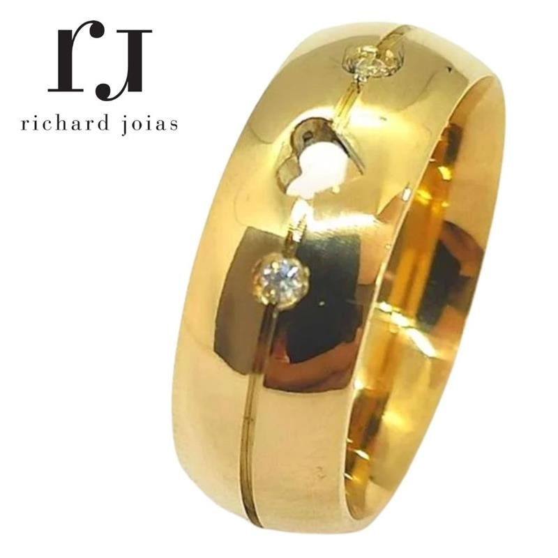 ALIANÇA DE MOEDA 6,0M ANATÔMICA ABAULADA C/ 02 PEDRAS CORAÇÃO VAZADO E 01 FRISO CENTRAL