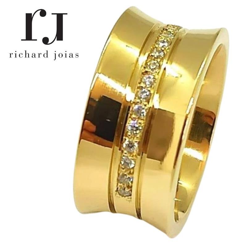 ALIANÇA DE MOEDA 10MM ANATÔMICA CONCAVA C/15 PEDRAS E 02 FRISOS 0,50