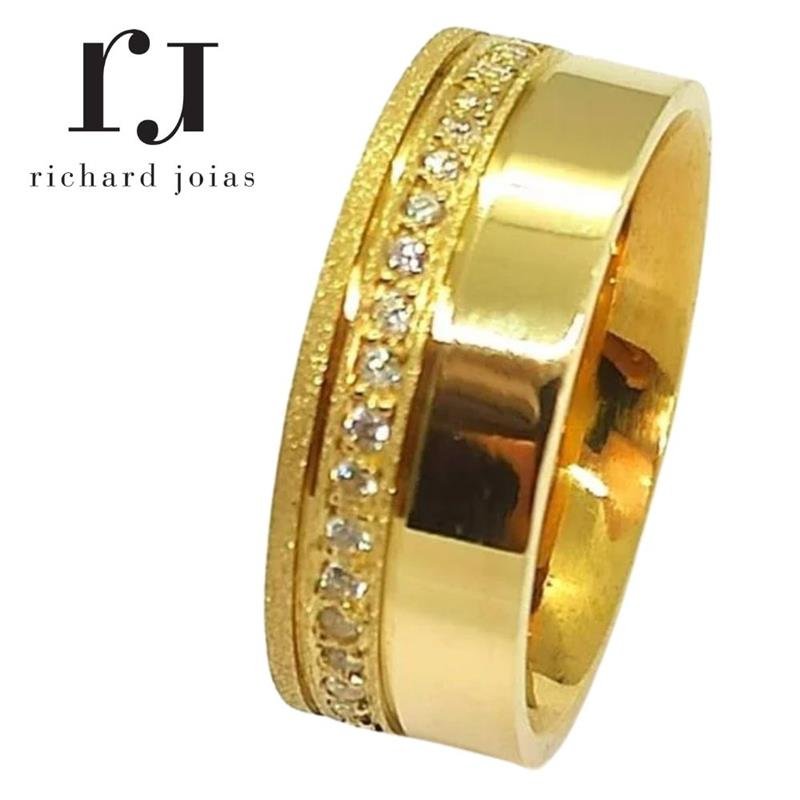 ALIANÇA DE MOEDA 8,0MM ANATÔMICA QUADRADA DIAMANTADA C/VOLTA TODA DE PEDRAS NA LATERAL E 02 FRISO 0,50