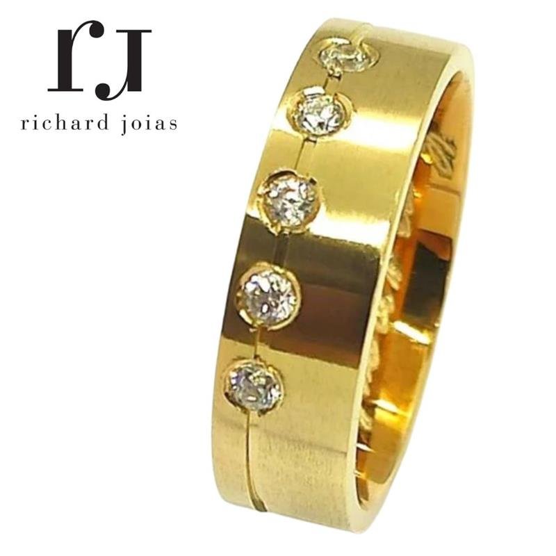 ALIANÇA DE MOEDA 6,0MM ANATÔMICA QUADRADA C/ 05 PEDRAS E 01 FRISO 0,50