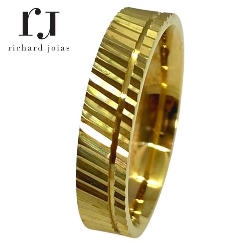 ALIANÇA DE MOEDA 6,0MM ANATÔMICA QUADRADA TRABALHADA C/ 1 FRISO 0,50