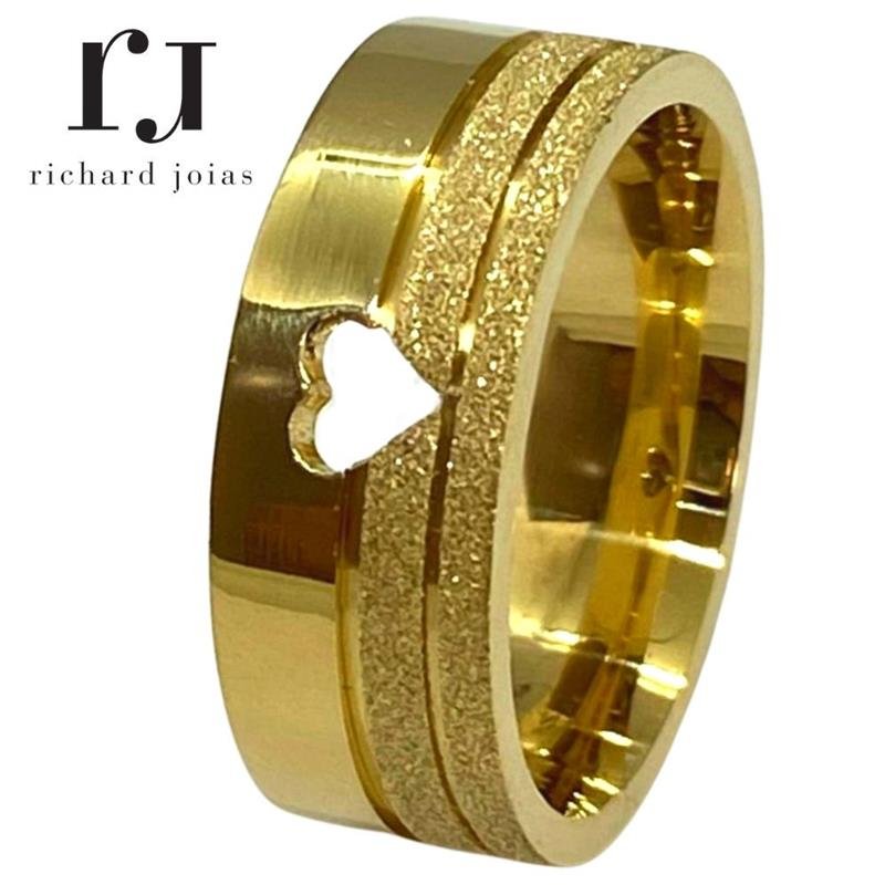 ALIANÇA DE MOEDA 7,0MM ANATÔMICA QUADRADA C/ CORAÇÃO VAZADO 02 FRISOS E DIAMANTADA NA LATERAL