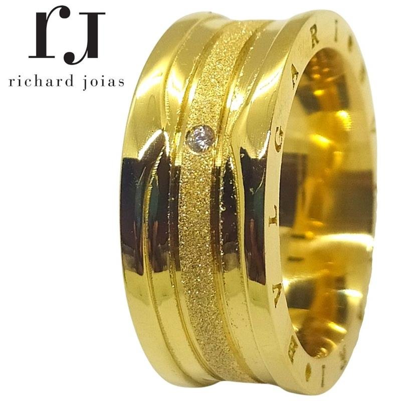 ALIANÇA DE MOEDA 9,0MM BVL ANATÔMICA QUADRADO ESCRITA LATERAL C/ CENTRO DIAMANTADO 02 FRISO 0,50 E 01 PEDRA