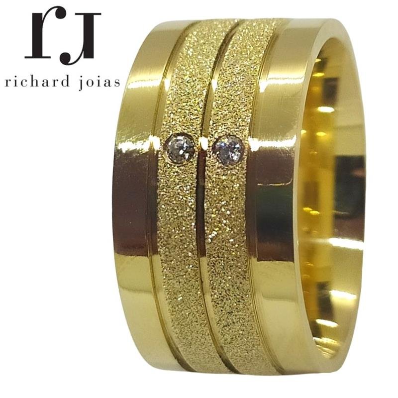 ALIANÇA DE MOEDA 10MM ANATÔMICA QUADRADA DIAMANTADA C/ 2 PEDRAS E 3 FRISOS 0,50