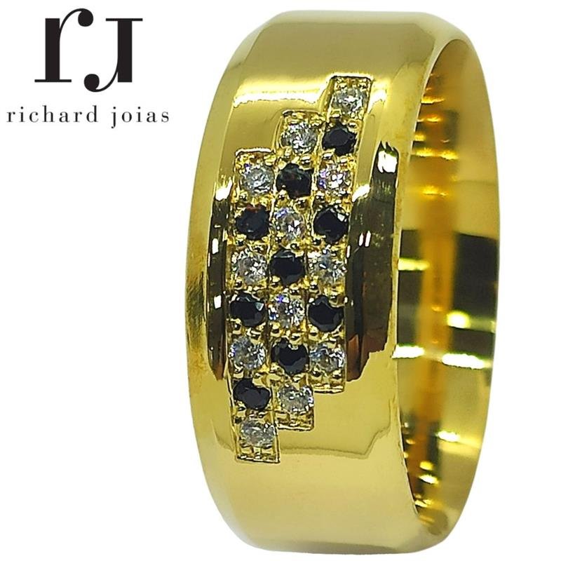 ALIANÇA DE MOEDA 8,0MM ANATÔMICA QUADRADA CHANFRADA C/ TRABALHADO E 21 PEDRAS (MUDA COR DAS PEDRAS EM DESTAQUE)