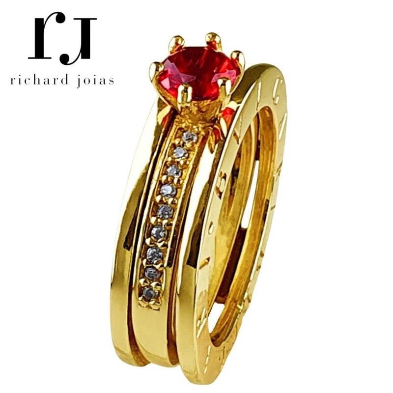 ALIANÇA DE MOEDA BVL QUADRADA C/ ESCRITA NA LATERAL E ANEL SOLITÁRIO 19 PEDRAS ALTERA COR DA PEDRA CENTRAL