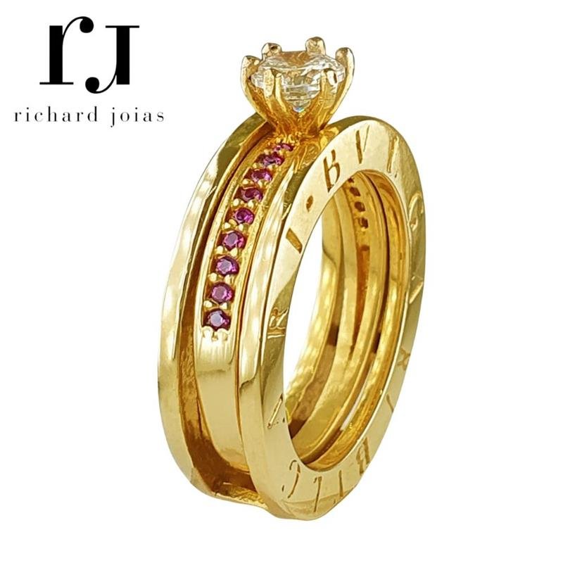 ALIANÇA DE MOEDA BVL QUADRADA ESCRITA NA LATERAL C/ ANEL SOLITÁRIO 19 PEDRAS ALTERA COR DAS PEDRAS LATERAL