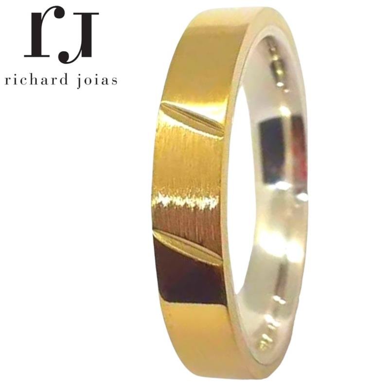 ALIANÇA DE MOEDA C/FORRO DE PRATA 4,3MM ANATÔMICA QUADRADA TRABALHADA