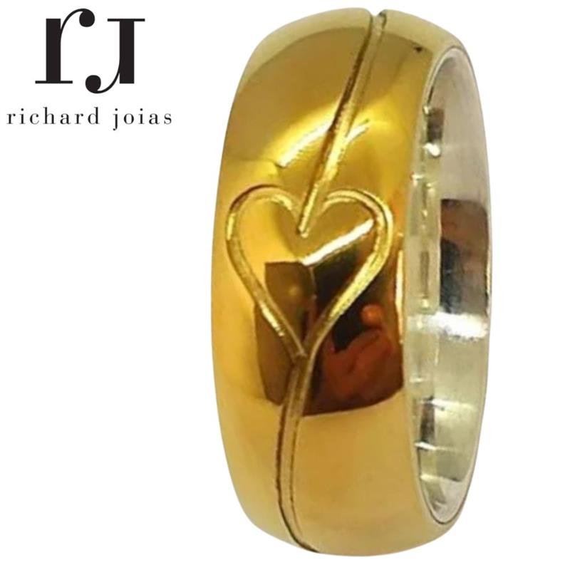 ALIANÇA DE MOEDA C/FORRO DE PRATA 8,0MM ANATÔMICA ABAULADA TRABALHADO CORAÇÃO E 01 FRISO TORCIDO