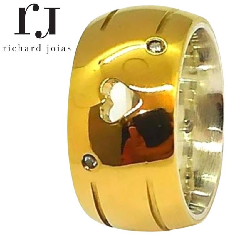 ALIANÇA DE MOEDA C/FORRO DE PRATA 10MM ANATÔMICA ABAULADA CORAÇÃO VAZADO 02 FRISOS 0,50 E 02 PEDRAS